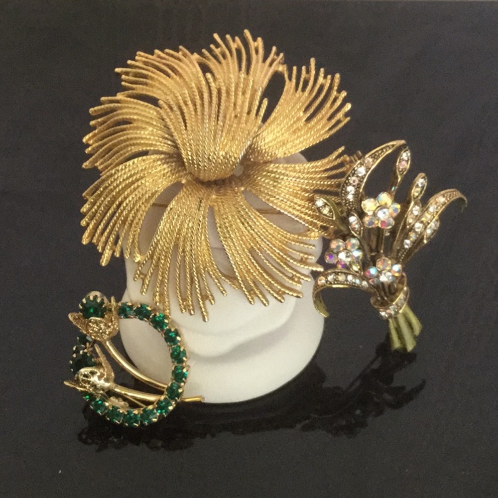 3 Vtg Brooch’s:1 Rnd GoldMonet,1 RndW/Grn Cryst,FlwBdl